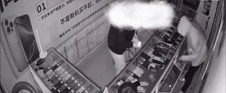 4名少年偷手机89部还发视频炫耀<strong></p>
<p>全自动炒币软件</strong>，店主：贼抓了又放，手机向谁要