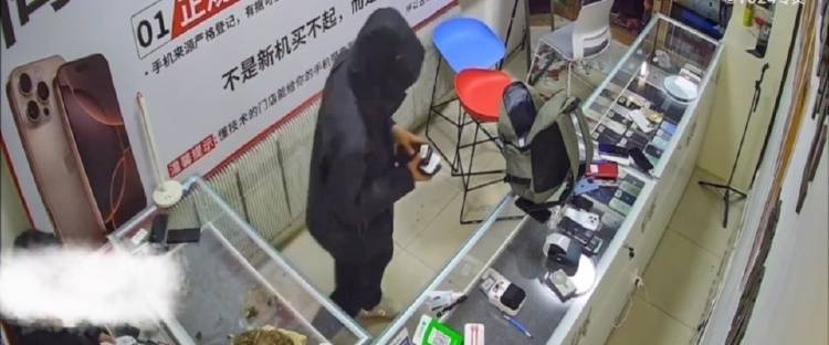 4名少年偷手机89部还发视频炫耀<strong></p>
<p>全自动炒币软件</strong>，店主：贼抓了又放，手机向谁要