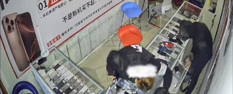 4名少年偷手机89部还发视频炫耀<strong></p>
<p>全自动炒币软件</strong>，店主：贼抓了又放，手机向谁要
