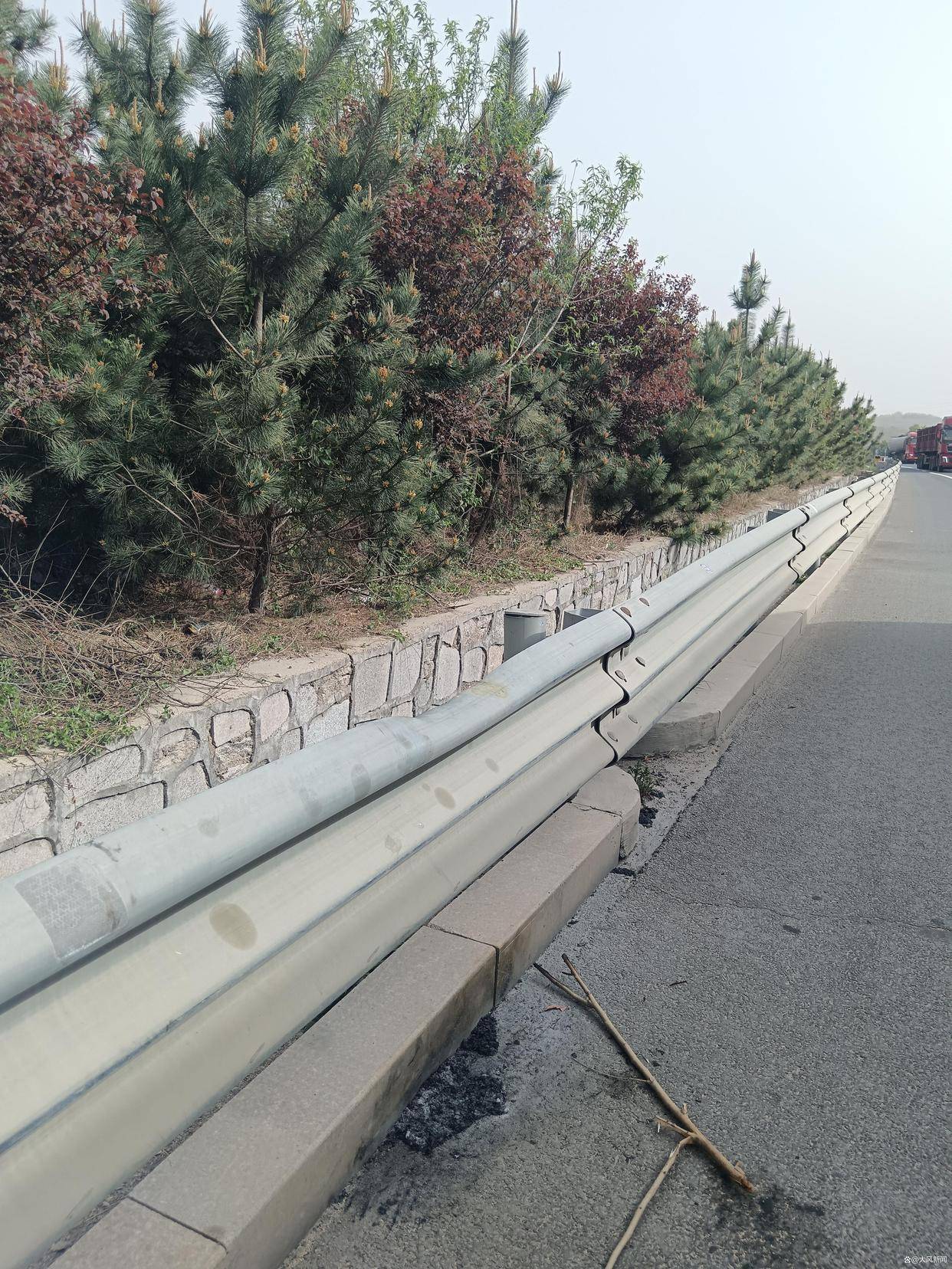 汽修店老板道路救援支千斤顶<strong></p>
<p>币事</strong>，大货车箱体侧翻致其身亡；五莲县警方：不属车祸建议自诉