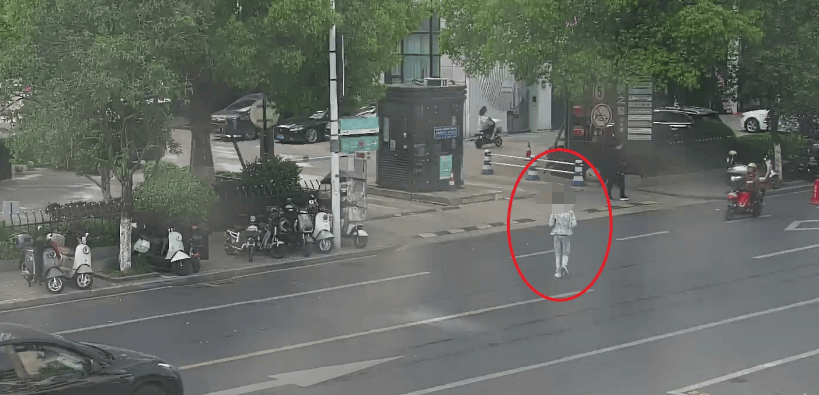 杭州大爷理发金项链不翼而飞<strong></p>
<p>币事</strong>，金属探测器都用上了，谁偷的？