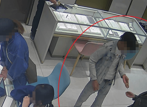 杭州大爷理发金项链不翼而飞<strong></p>
<p>币事</strong>，金属探测器都用上了，谁偷的？