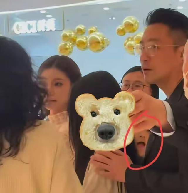 大S儿女回北京<strong></p>
<p>佛系炒币</strong>，张兰拉着小玥儿逛街，网友夸汪小菲好帅