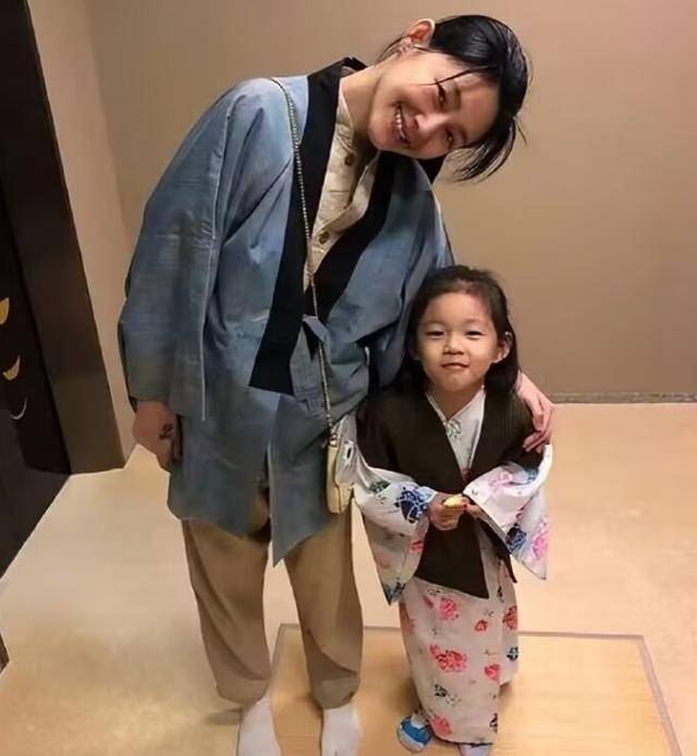 大S儿女回北京<strong></p>
<p>佛系炒币</strong>，张兰拉着小玥儿逛街，网友夸汪小菲好帅
