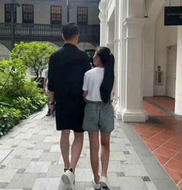 大S儿女回北京<strong></p>
<p>佛系炒币</strong>，张兰拉着小玥儿逛街，网友夸汪小菲好帅
