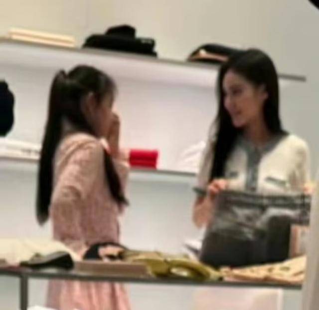 大S儿女回北京<strong></p>
<p>佛系炒币</strong>，张兰拉着小玥儿逛街，网友夸汪小菲好帅
