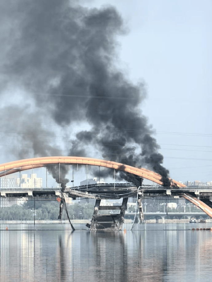 北京顺义潮白河大桥发生火情并部分坍塌<strong></p>
<p>大学生炒币</strong>，官方回应