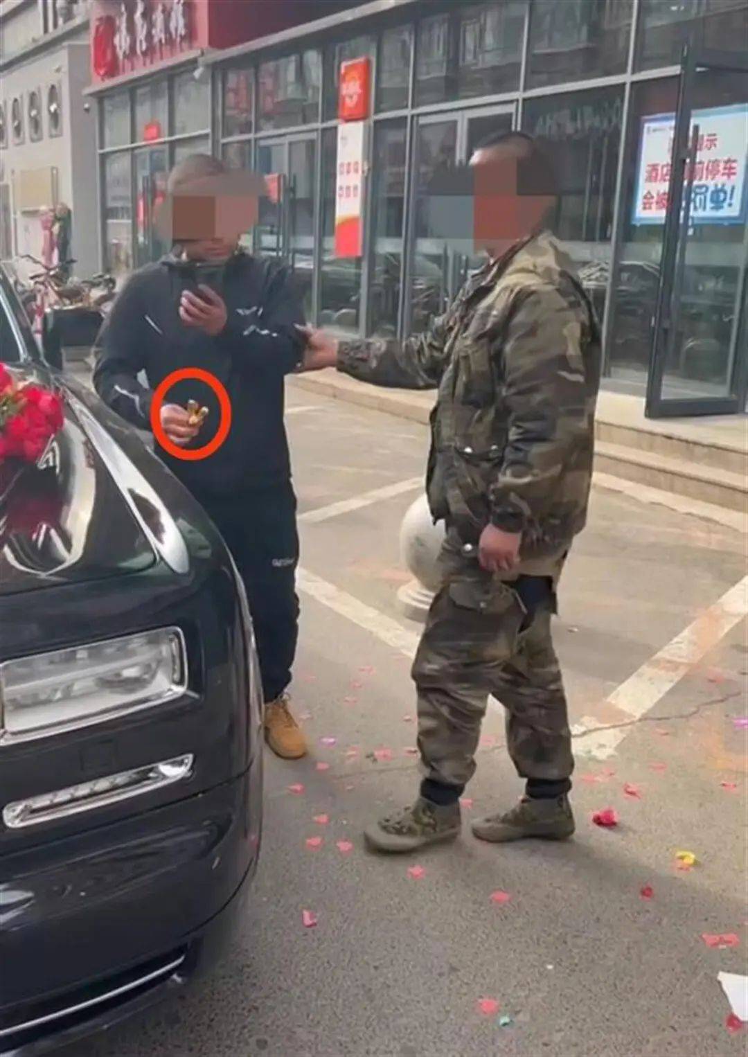 长春一男子拦婚车要喜钱<strong></p>
<p>大学生炒币</strong>，掰断劳斯莱斯“小金人”！警方已介入