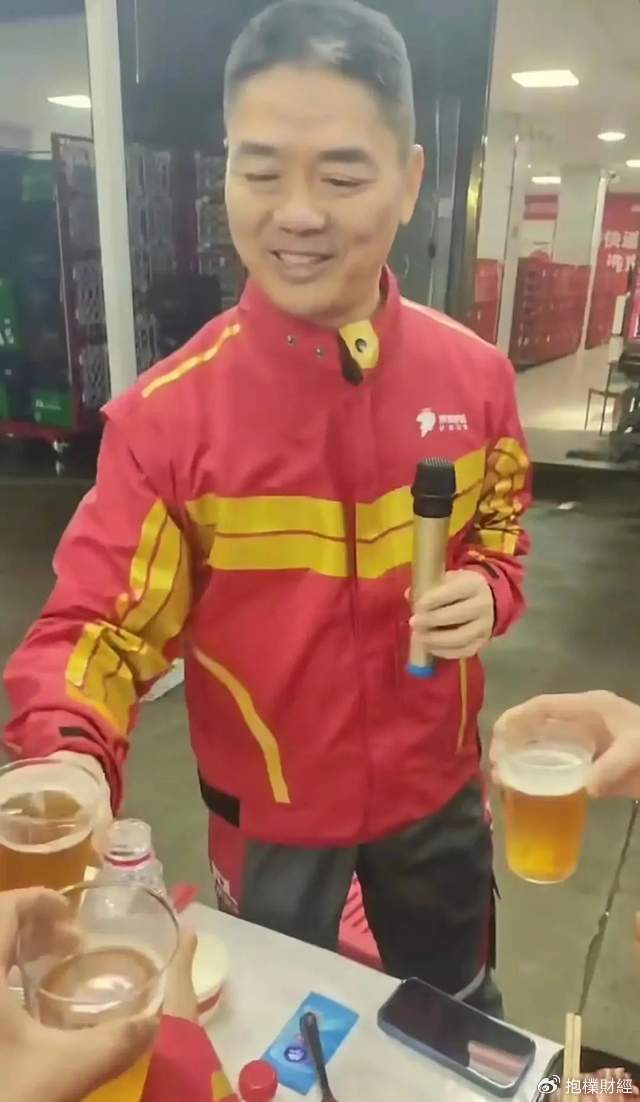 刘强东吃了一顿“价值上亿”的火锅之后<strong></p>
<p>大学生炒币</strong>，京东外卖崩了