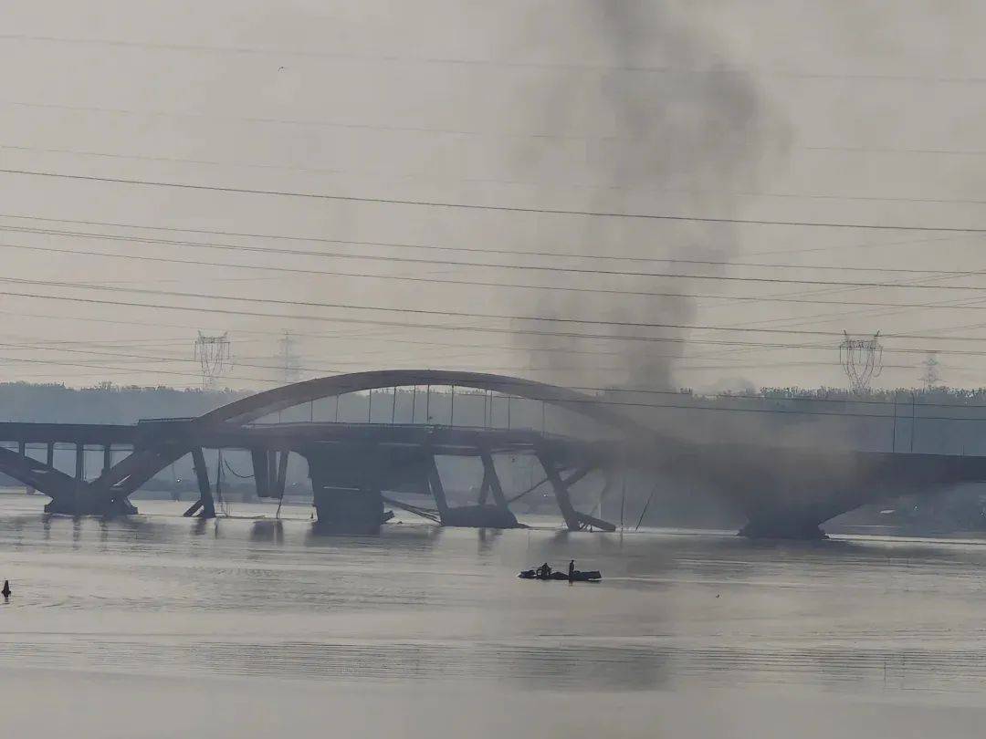 北京潮白河大桥部分路段起火坍塌<strong></p>
<p>大学生炒币</strong>，官方：原因正调查