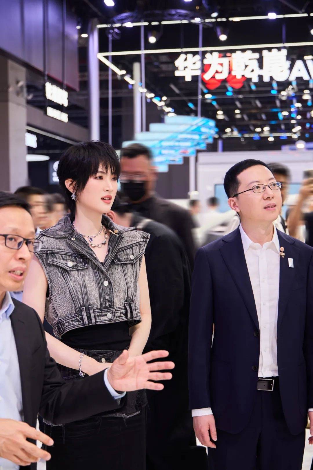 姚安娜现身上海车展华为智驾展台<strong></p>
<p>币加网</strong>，被夸身材高挑气质出众，合影不站C位