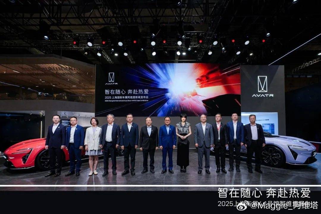 姚安娜现身上海车展华为智驾展台<strong></p>
<p>币加网</strong>，被夸身材高挑气质出众，合影不站C位