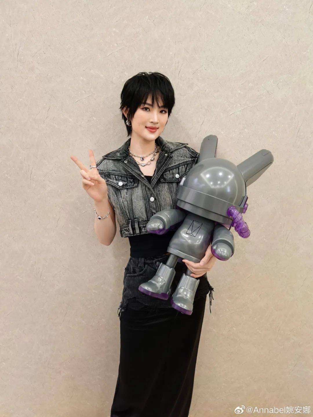 姚安娜现身上海车展华为智驾展台<strong></p>
<p>币加网</strong>，被夸身材高挑气质出众，合影不站C位