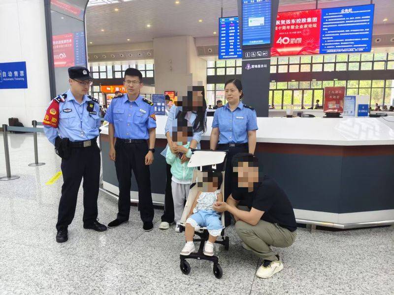 父母睡过头5岁哥哥带2岁妹妹独自下高铁<strong></p>
<p>每日币圈</strong>，民警陪伴等待家长返回
