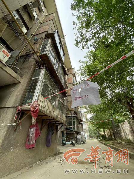 大风中西安一40年老楼两户阳台坠落<strong></p>
<p>币圈群论坛</strong>，居民担心危房盼安全鉴定