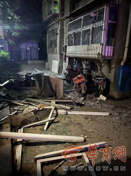 大风中西安一40年老楼两户阳台坠落<strong></p>
<p>币圈群论坛</strong>，居民担心危房盼安全鉴定