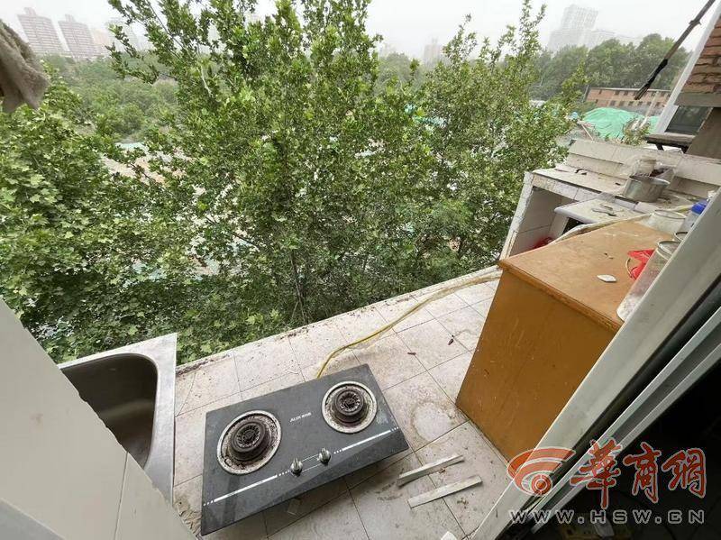 大风中西安一40年老楼两户阳台坠落<strong></p>
<p>币圈群论坛</strong>，居民担心危房盼安全鉴定
