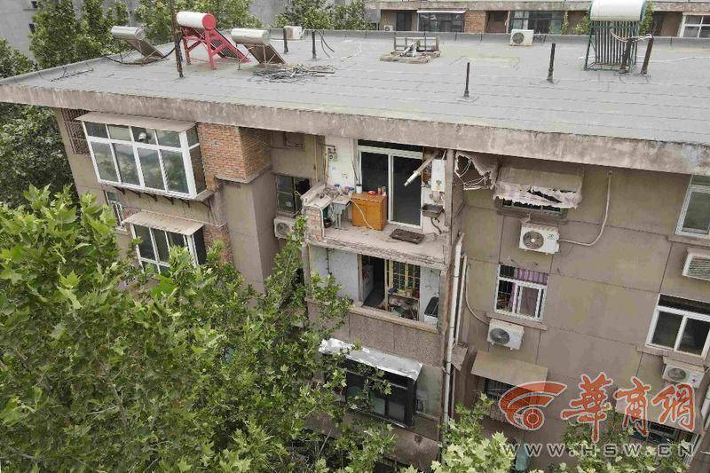 大风中西安一40年老楼两户阳台坠落<strong></p>
<p>币圈群论坛</strong>，居民担心危房盼安全鉴定