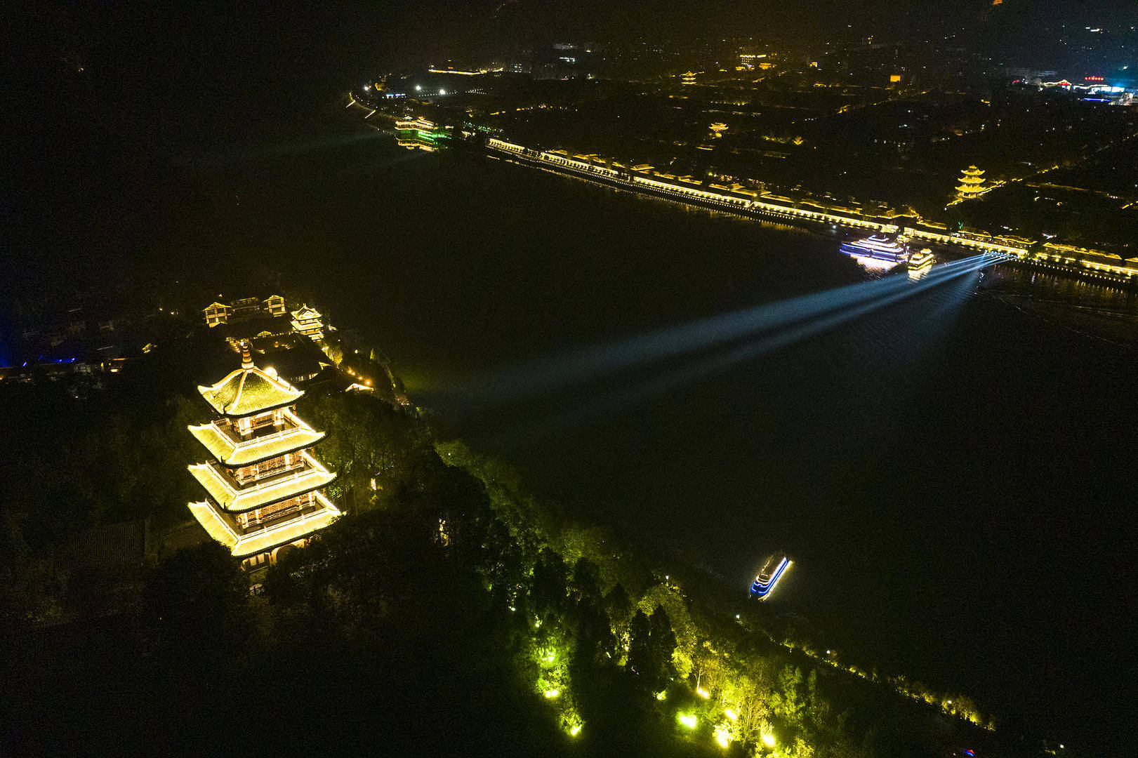 游客投诉在阆中一景区被索要597元上香费 官方：已致歉退款<strong></p>
<p>莱币网</strong>，景区停业整顿