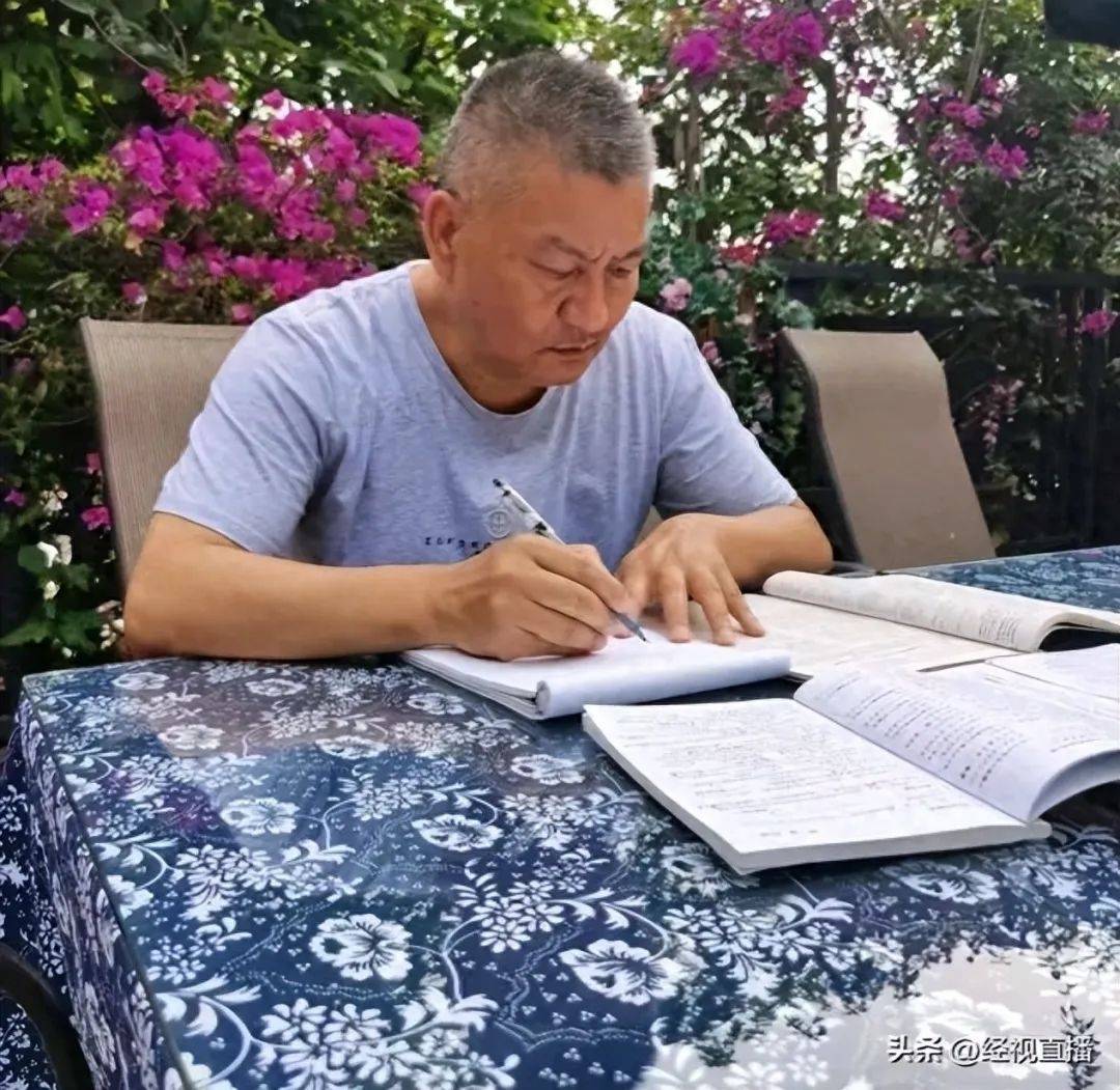 58岁梁实备战第29次高考<strong></p>
<p>老虎币充值</strong>，谈多次落榜：31岁已赚100万，也许用光前半生运气