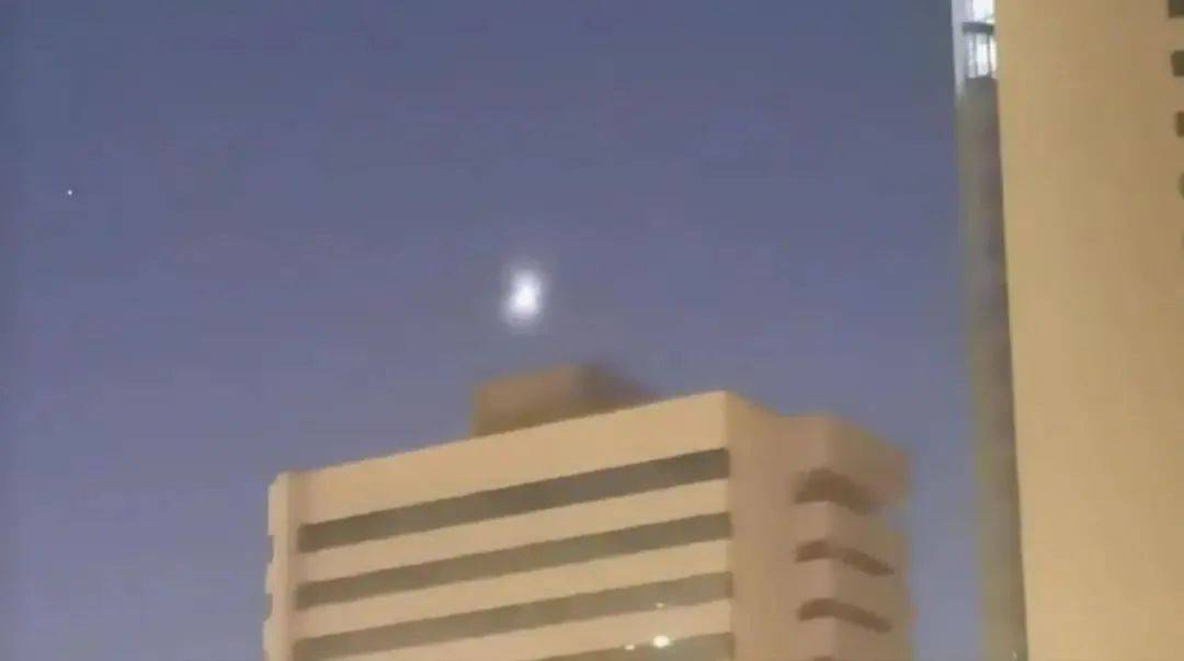 新疆夜空不明飞行物是什么<strong></p>
<p>币圈财经</strong>？揭秘来了