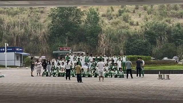 四川初三男生病重<strong></p>
<p>币圈财经</strong>，全班同学带板凳赶到医院，拍下特殊的毕业照