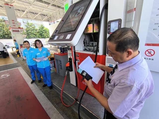 汽车加完油<strong></p>
<p>红币网</strong>,留在加油枪和油管里的油计费吗?