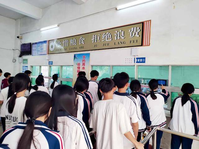 “小官巨贪校长”<strong></p>
<p>红币网</strong>，让乡镇初中生吃不饱