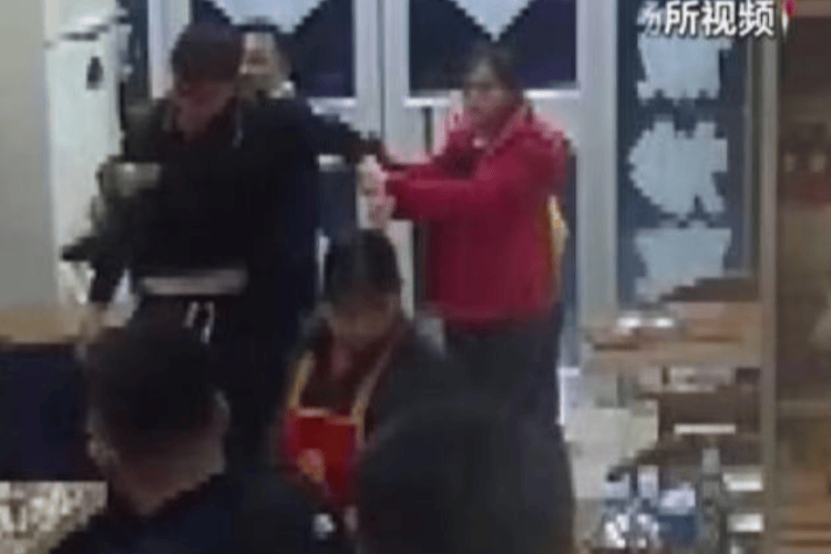 被打后还手是不是互殴<strong></p>
<p>红币网</strong>？“小案”也适用正当防卫