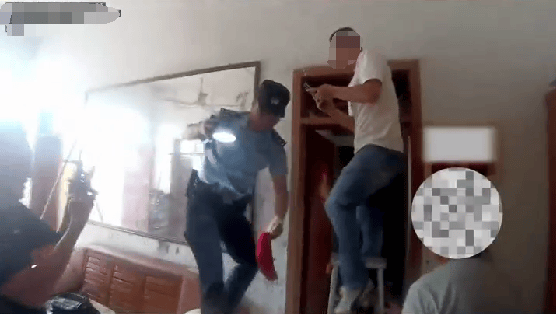 老人用红袜子包裹一万元现金藏在门框上<strong></p>
<p>币帛</strong>，一天后不翼而飞，警方破案：偷钱的是老鼠