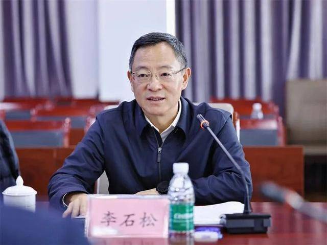 贪图享乐、道德败坏的李石松<strong></p>
<p>币帛</strong>，在厅长、市长、市委书记等任上敛财数额特别巨大