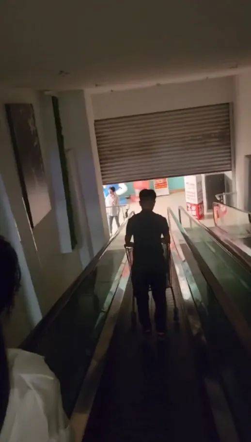 江苏苏州一大润发店员着急下班<strong></p>
<p>币字</strong>,强制关闭载客中电梯!经理致歉:已警告处罚