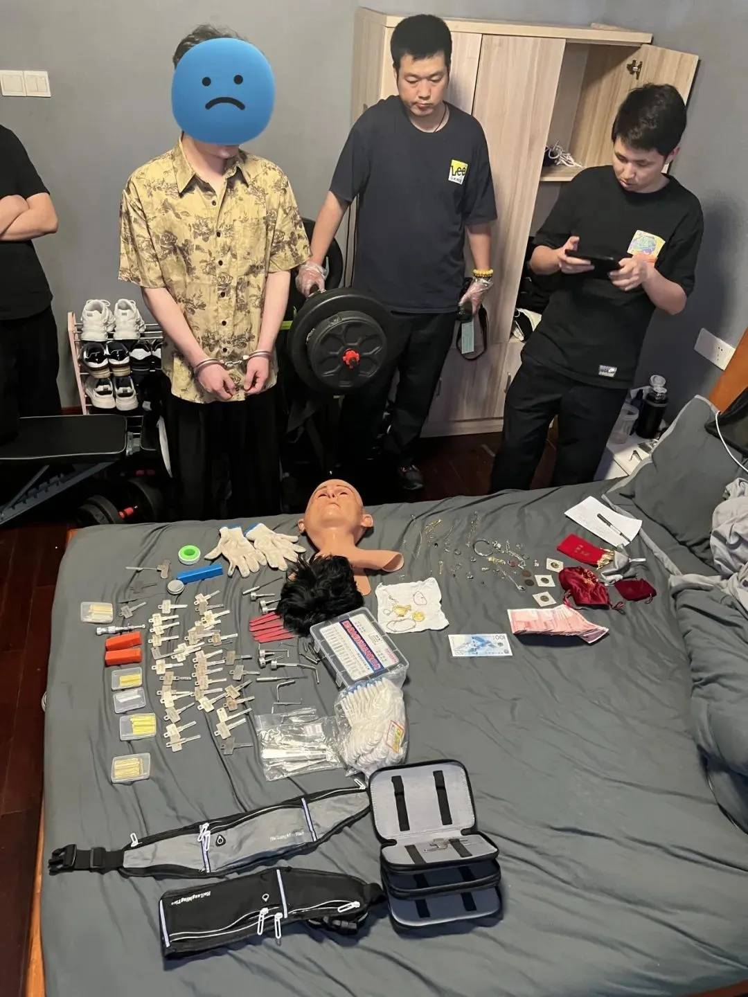 江苏一男子戴仿真“人皮”面具入室盗窃<strong></p>
<p>飞猪</strong>，流窜多个小区作案，涉案金额达15万余元