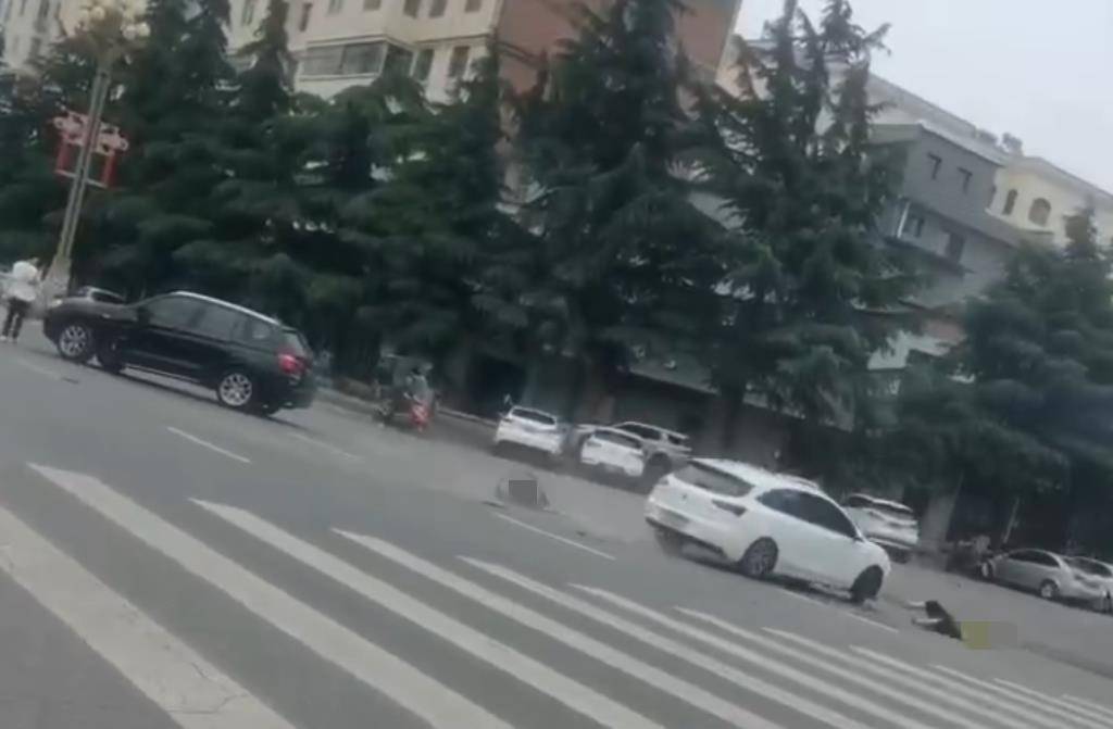 宝鸡一社区女书记当街开车追撵女子撞上电瓶车：两名女子被警方控制<strong></p>
<p>币圈入门</strong>，两名伤者在医院治疗
