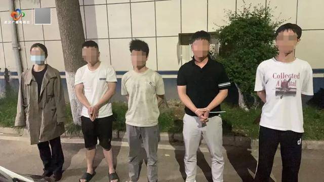 破门而入<strong></p>
<p>币圈话术</strong>！武汉警方一举抓获32名“白富美”
