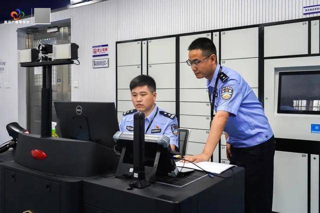 破门而入<strong></p>
<p>币圈话术</strong>！武汉警方一举抓获32名“白富美”