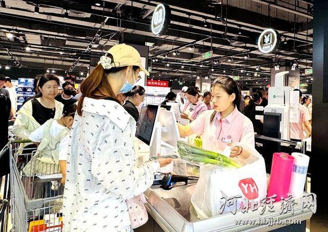 榴莲卖出1吨多<strong></p>
<p>油币资讯</strong>！永辉河北首家胖东来调改店开业首日销售额同比增10倍