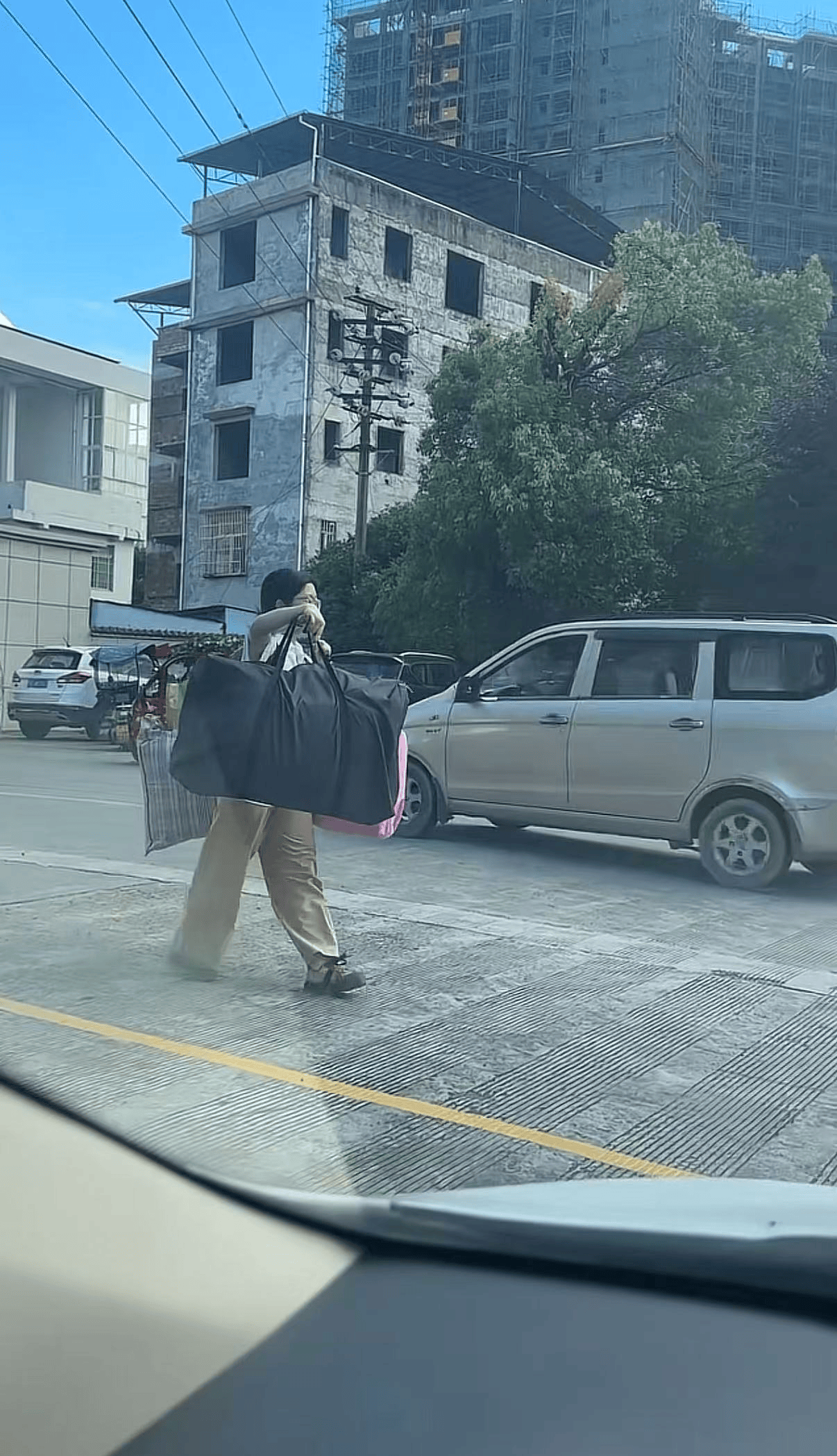 广西一女生高考结束后独自挑行李回家感动全网<strong></p>
<p>油币资讯</strong>，学校：她很朴实，老师们评价都很高