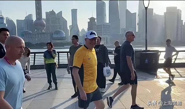 澳大利亚总理抵沪再次漫步外滩<strong></p>
<p>币8网</strong>，旁边还有上海球迷“老熟人”，你偶遇了吗？