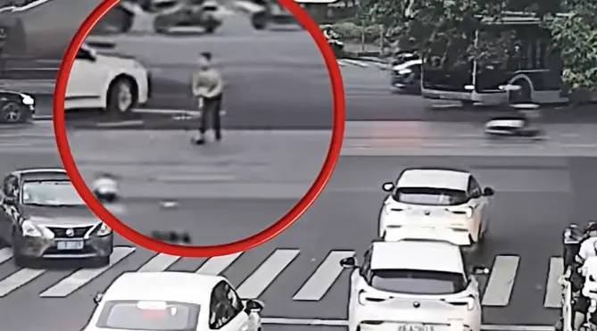 上海一8岁男童单独上路<strong></p>
<p>爱币投</strong>,闯红灯被车撞飞:“家长让我自己出来锻炼一下”