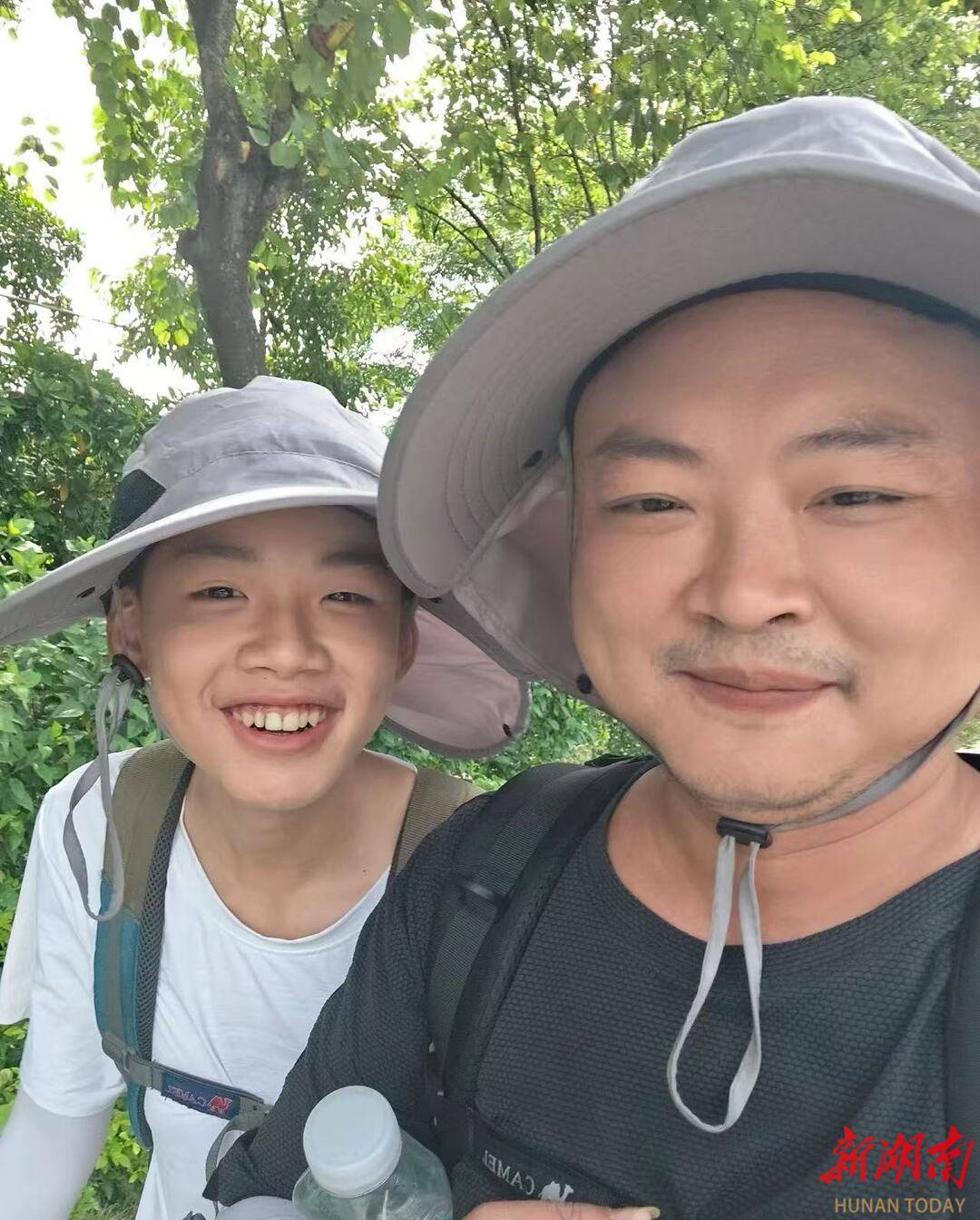 他陪13岁儿子从深圳徒步回湖南：脚都走“废”<strong></p>
<p>人气币</strong>，儿子开心就好