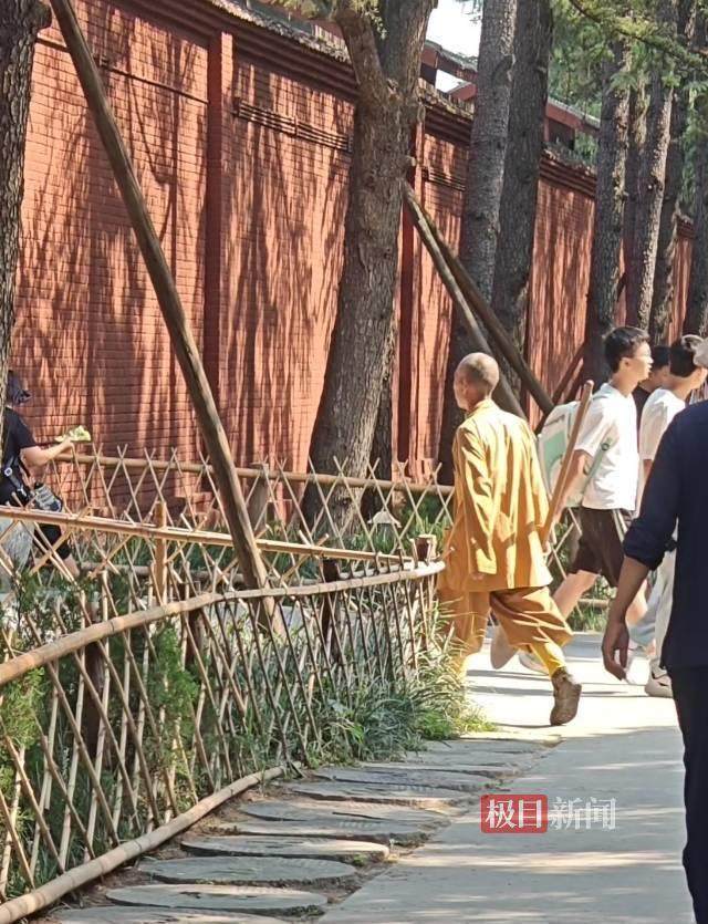 印乐方丈管理下的白马寺：僧人顶着高温种地<strong></p>
<p>btx币</strong>，义工称寺里秉承农禅并重