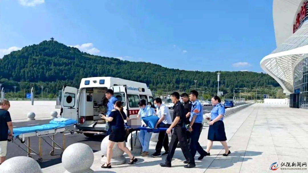 11岁男孩赶火车到成都走亲戚<strong></p>
<p>币圈曾文</strong>，晕倒在站台！工作人员：被诊断为热射病，已脱险