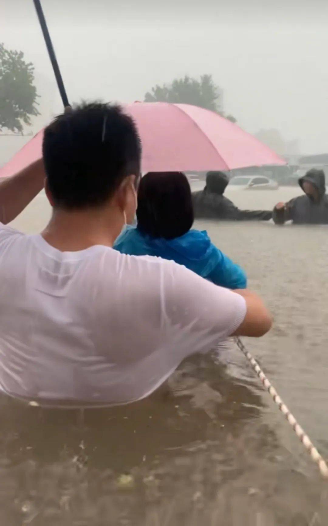 郑州暴雨致京广路隧道被淹<strong></p>
<p>链改</strong>，亲历者：车是飘起来的，很害怕，有人爬梯子离开 2021年也曾淹没多台车辆