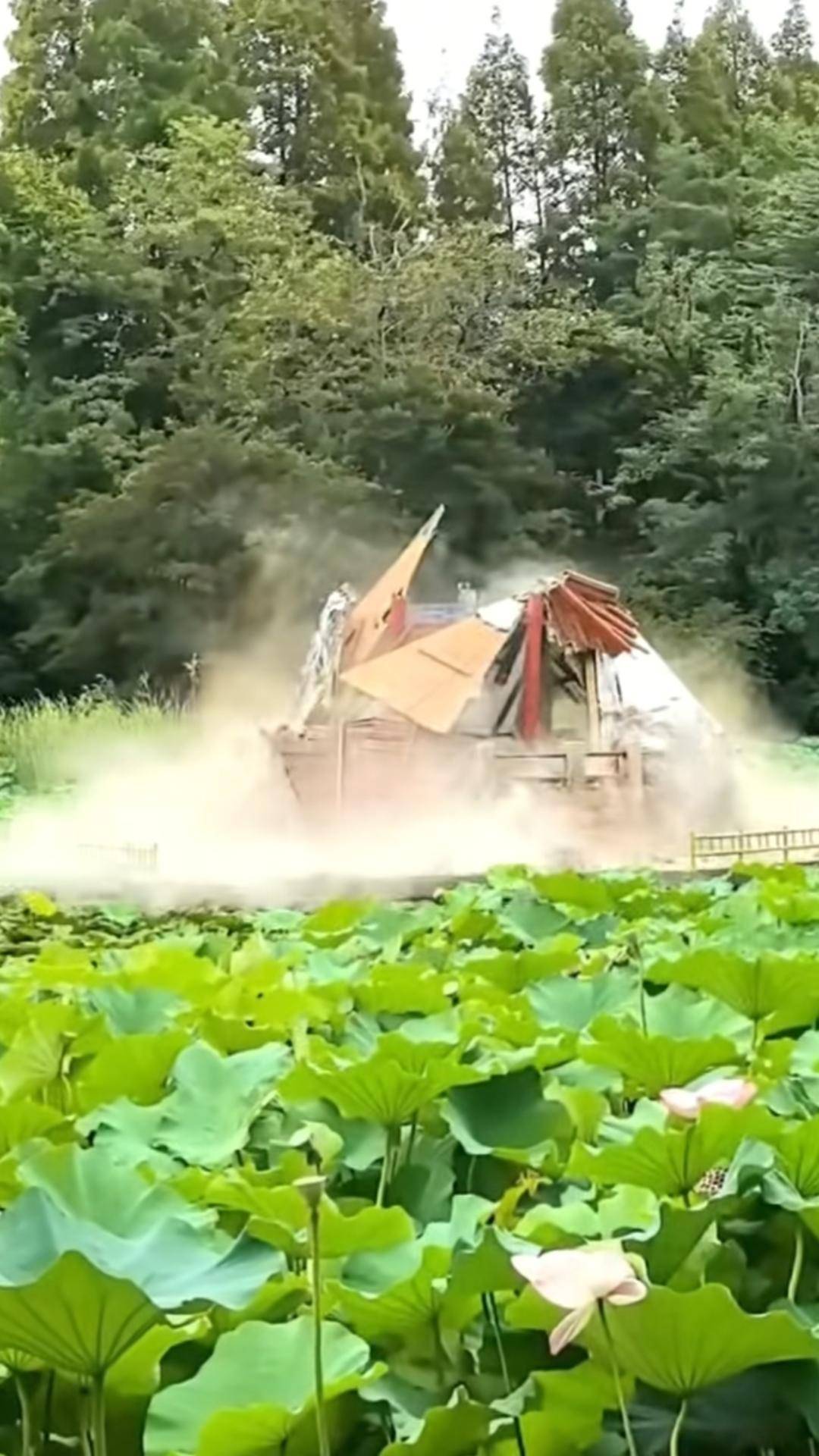 青岛中山公园一凉亭突然倒塌：一年前刚完成修缮<strong></p>
<p>网络币还能交易</strong>，园方称无伤亡原因待查