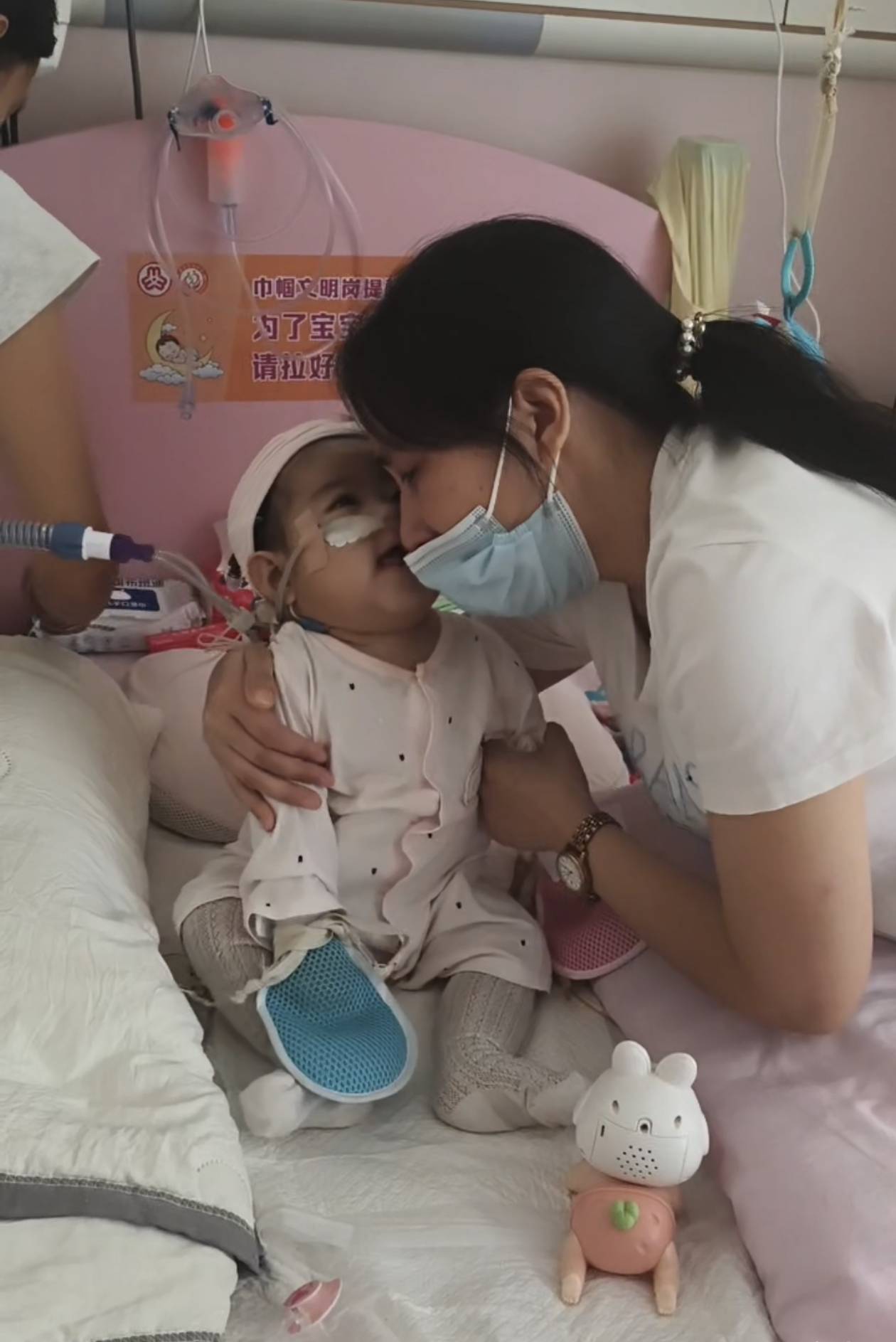 奶奶在哭<strong></p>
<p>智能炒币软件</strong>，宝宝在笑！40天女婴重病，00后父亲割肝救女，术后这一幕让网友泪奔