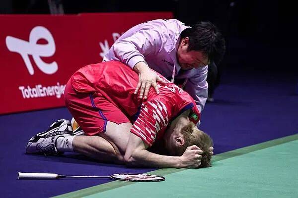 祝贺！石宇奇2比1逆转昆拉武特<strong></p>
<p>帮呗币价格</strong>，获得羽毛球世锦赛男单冠军！