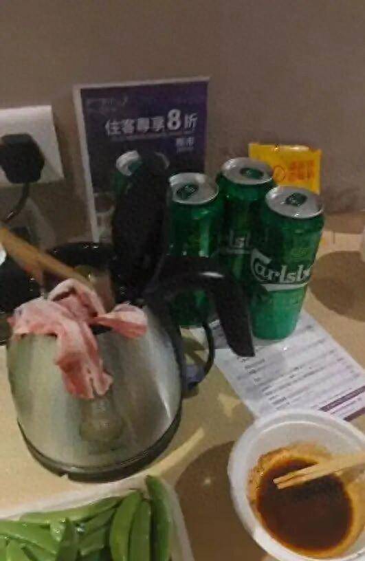 男子在澳门某酒店用水壶煮火锅<strong></p>
<p>帮呗币价格</strong>，负责人：会警告，若损坏需照价赔偿