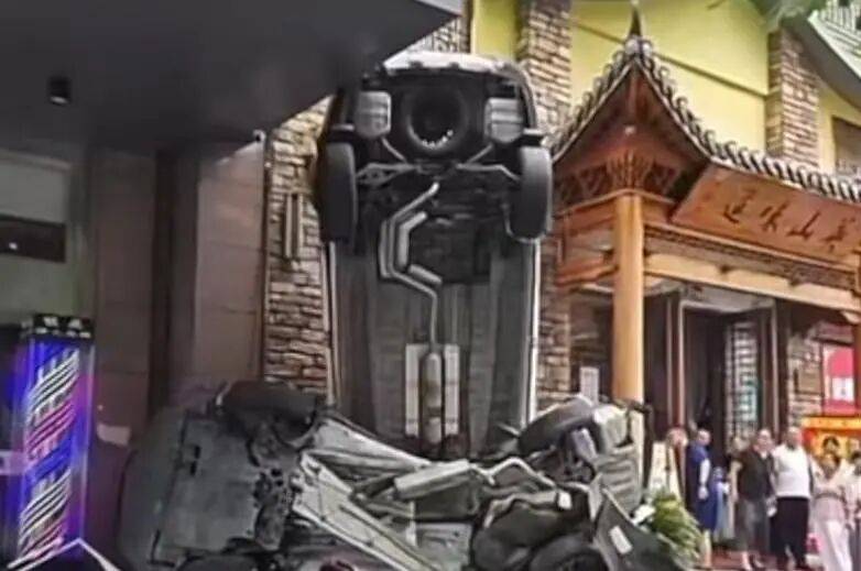 车辆失控驶入路边停车位致1死2伤<strong></p>
<p>帮呗币价格</strong>，警方通报