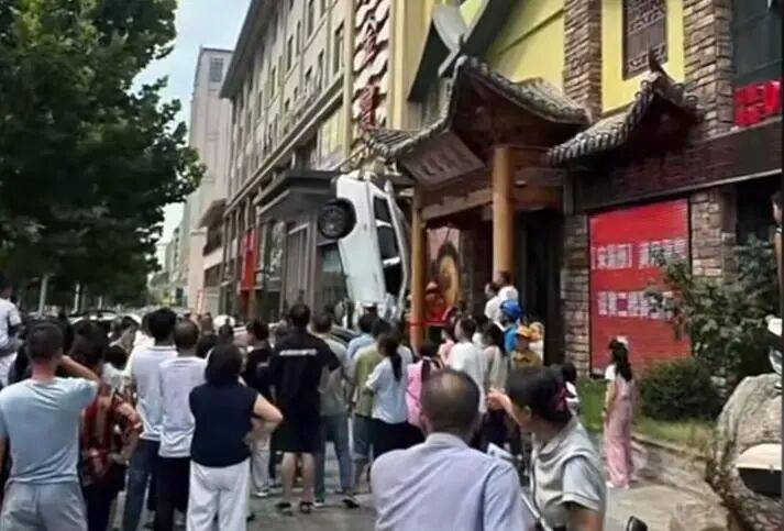 车辆失控驶入路边停车位致1死2伤<strong></p>
<p>帮呗币价格</strong>，警方通报